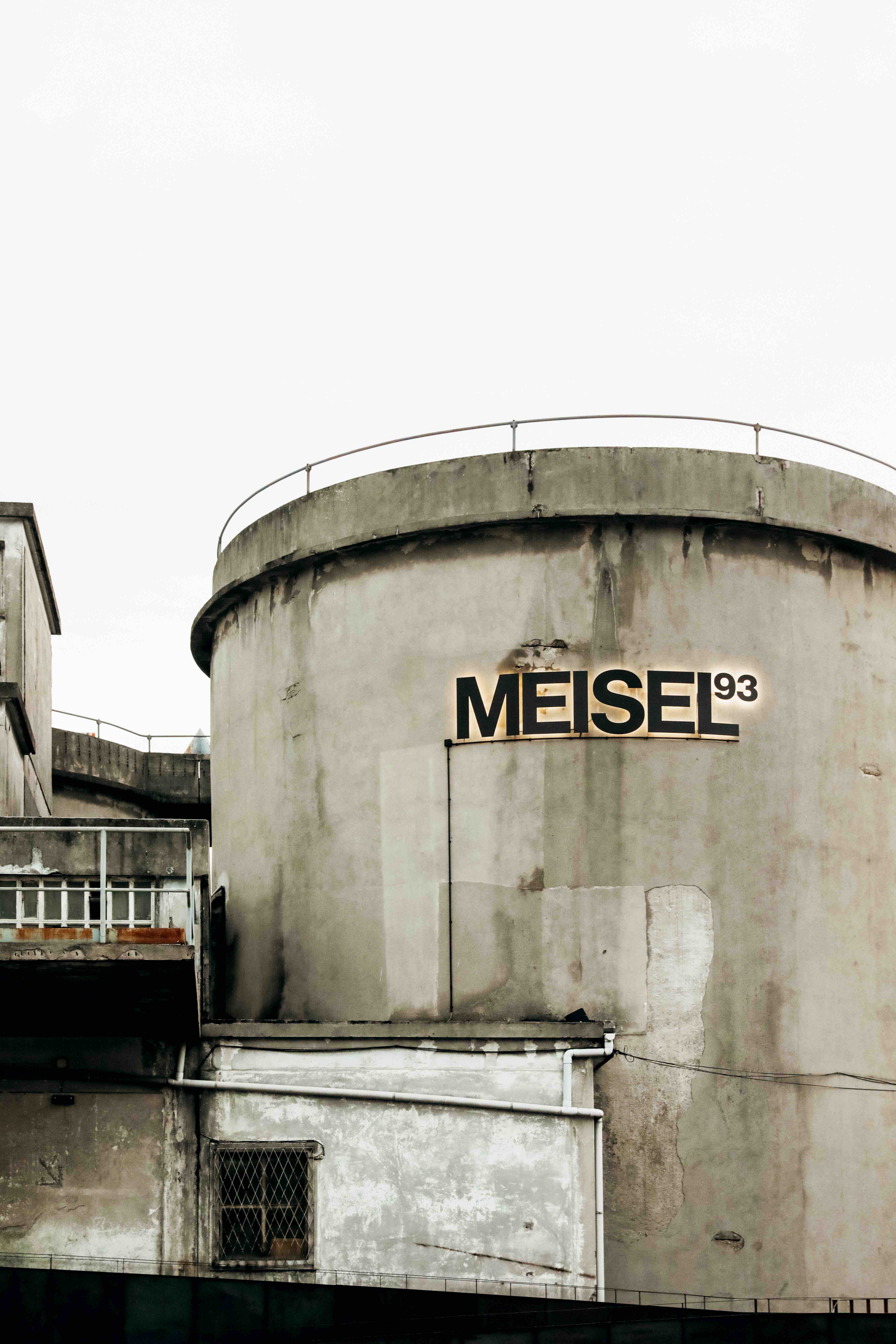 Edificio dos vellos silos de cemento que acollen a exposición