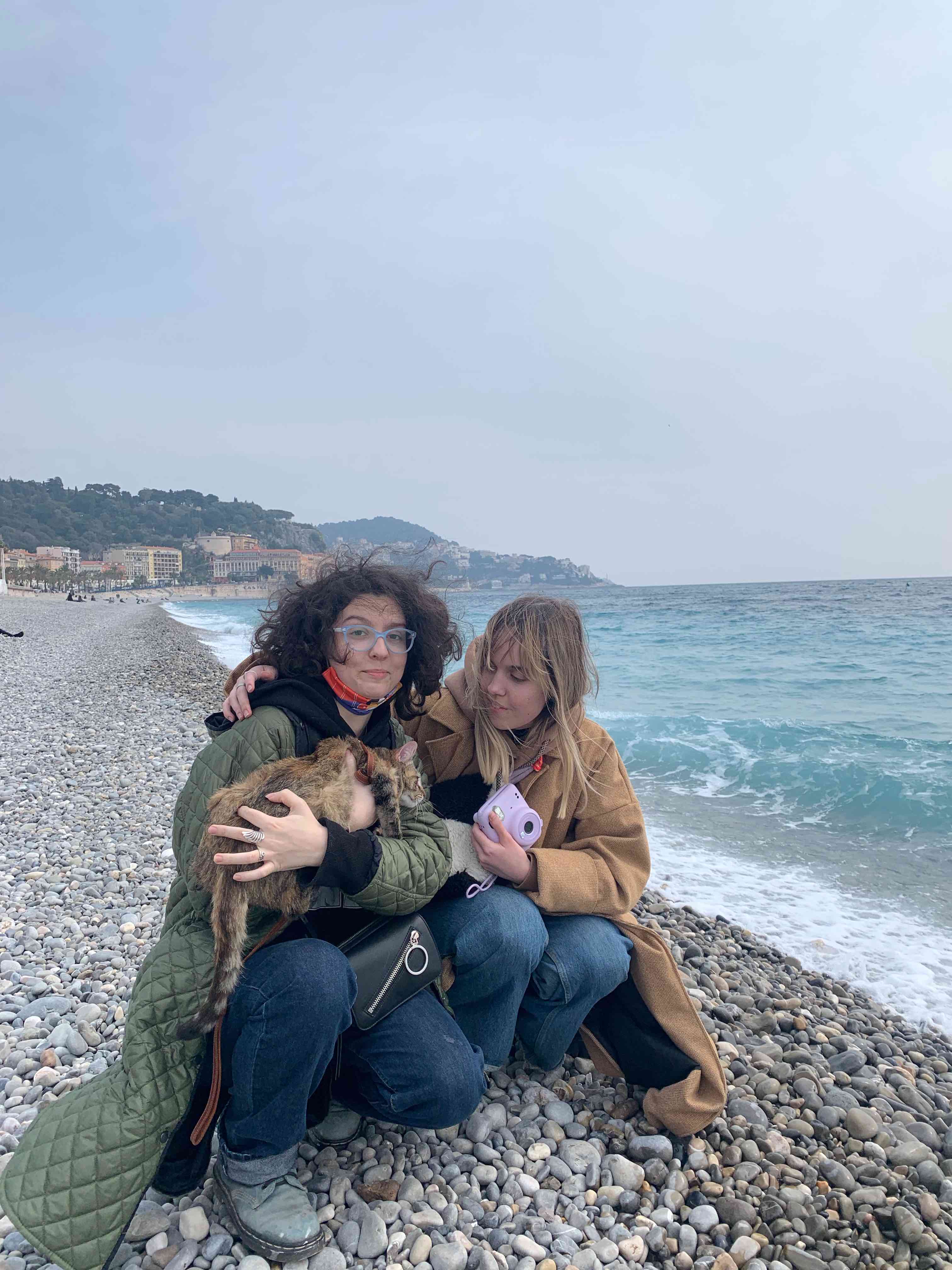 Alisa e Anastasia con Znaida nunha praia de Valencia